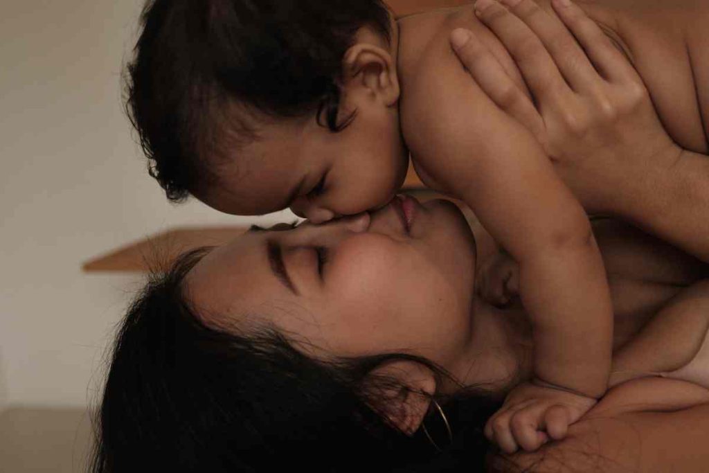 bébé fait des bisous 