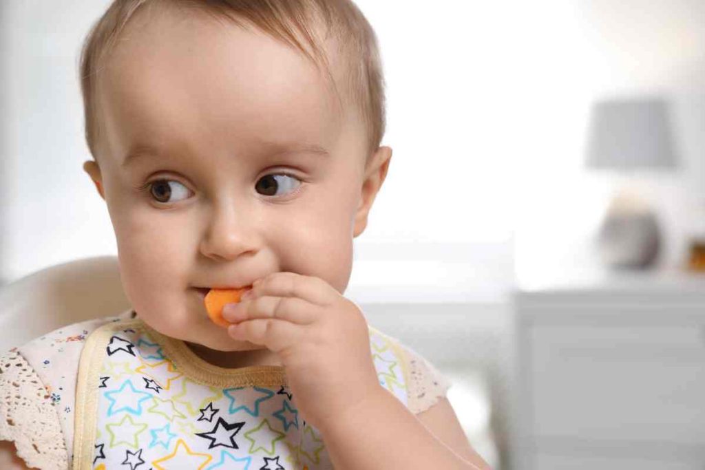 à quel âge bébé peut manger des morceaux 
