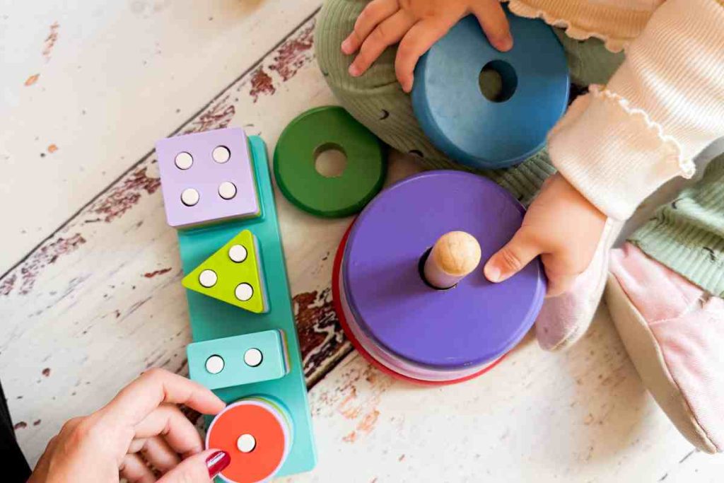 à quel âge un bébé met les formes dans les trous