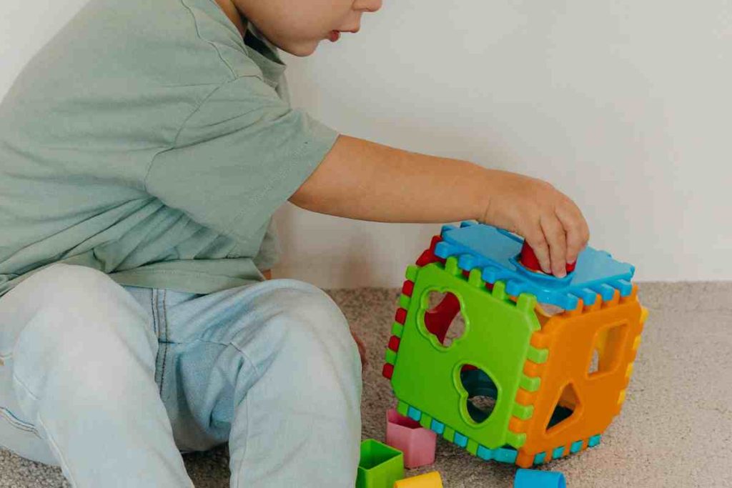 stimuler la compétence de mettre des objets dans des trous chez votre bébé