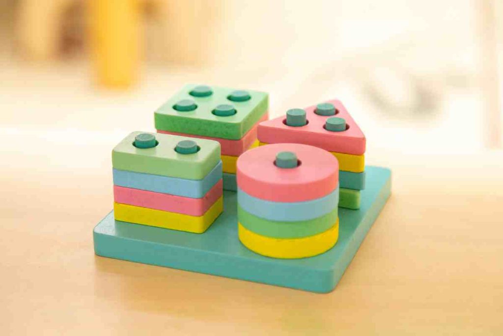 bébé commence-t-il à s'intéresser aux formes et trous