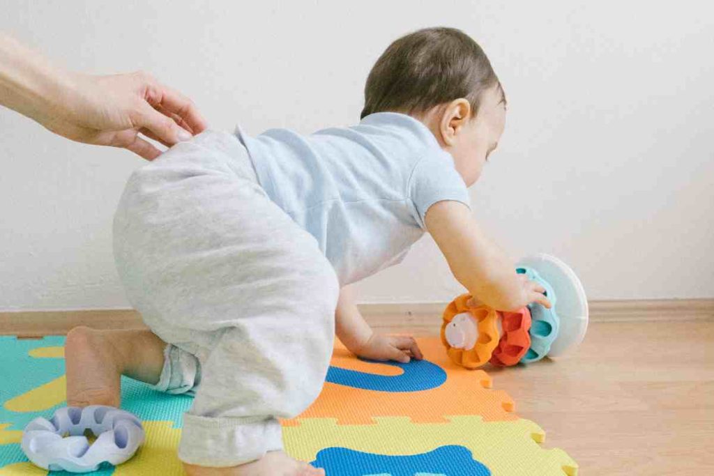 à quel âge bébé se positionne-t-il à quatre pattes