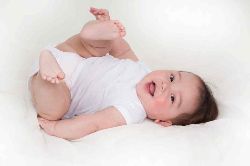 à quel âge bébé se retourne sur le dos