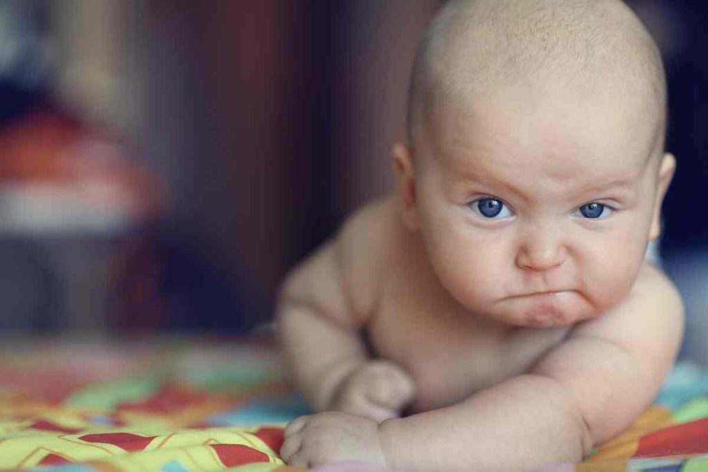 bébé sourit et gazouille 