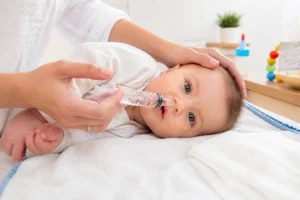 Lavage nasal au sérum physiologique pour aider un bébé qui respire par la bouche en cas de nez bouché